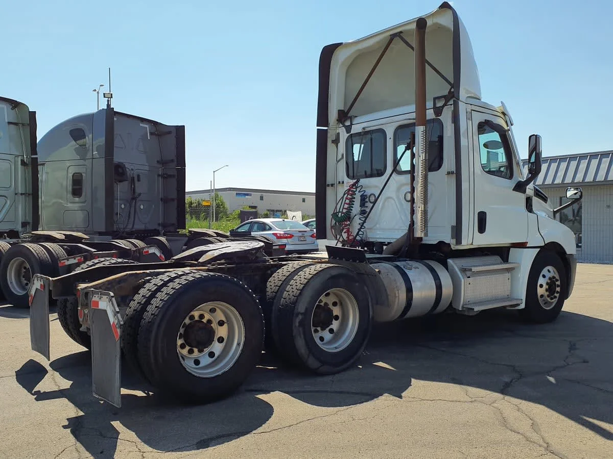 2021 Freightliner Cascadia in Oak Creek, WI — photo 4