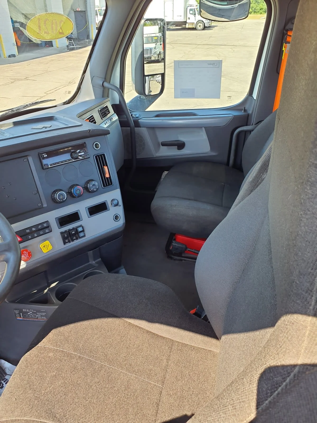 2021 Freightliner Cascadia in Oak Creek, WI — photo 7