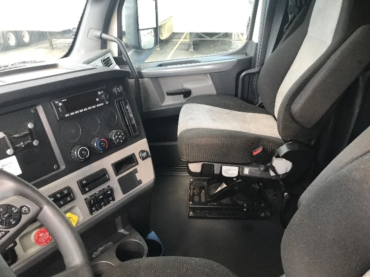 2022 Freightliner Cascadia - image 10