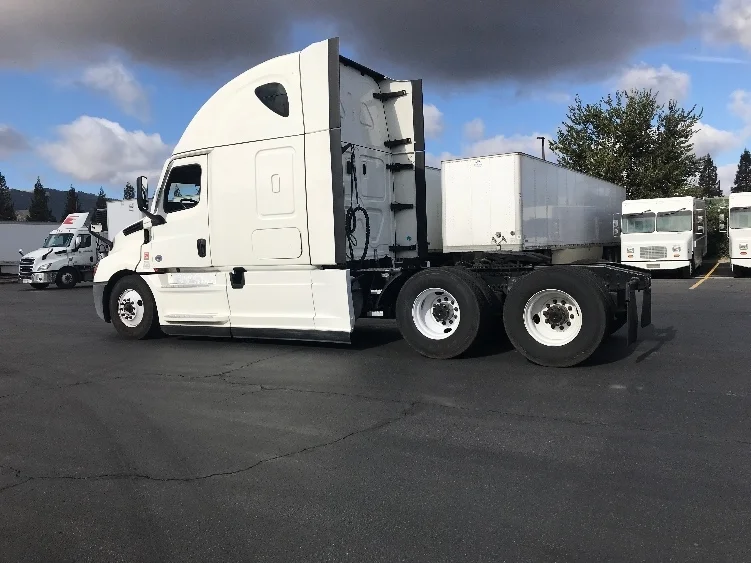 2022 Freightliner Cascadia - image 5
