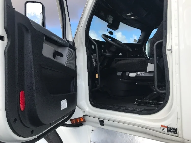 2022 Freightliner Cascadia - image 9