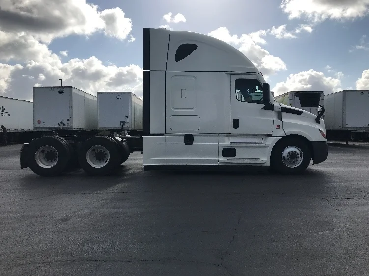 2022 Freightliner Cascadia - image 8