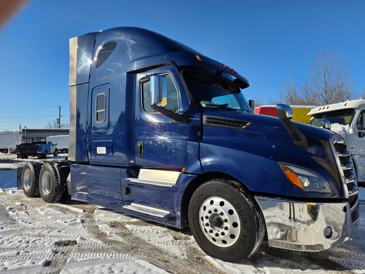 2020 Freightliner Cascadia in Bensalem, PA — photo 3