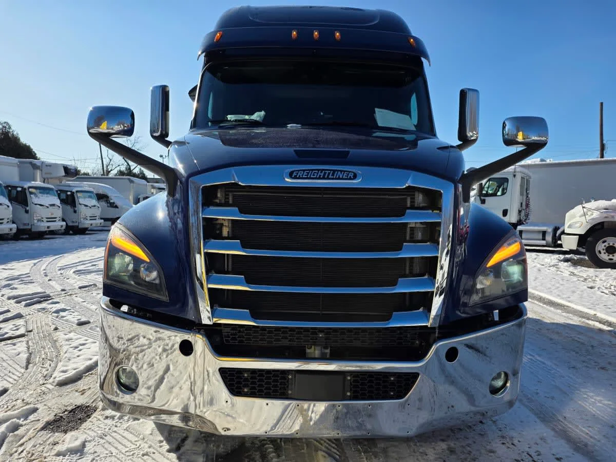2020 Freightliner Cascadia in Bensalem, PA — photo 2