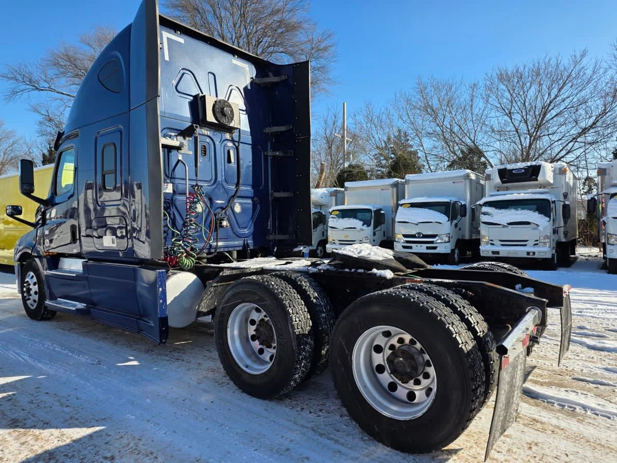 2020 Freightliner Cascadia in Bensalem, PA — photo 6