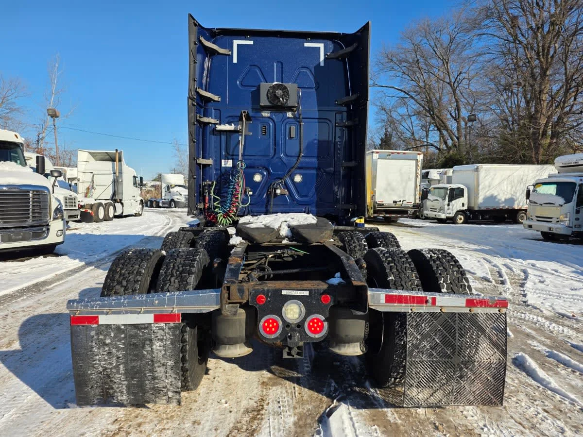 2020 Freightliner Cascadia in Bensalem, PA — photo 5