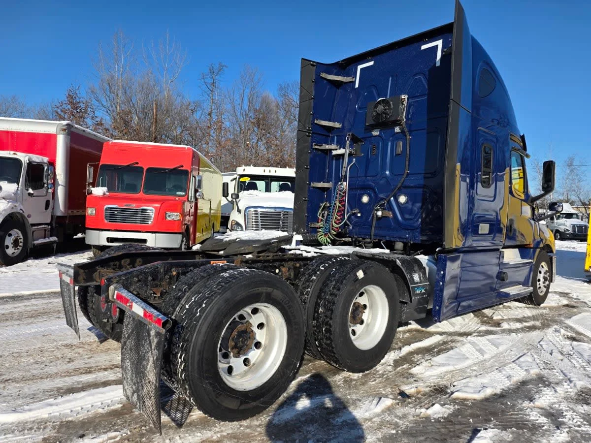 2020 Freightliner Cascadia in Bensalem, PA — photo 4