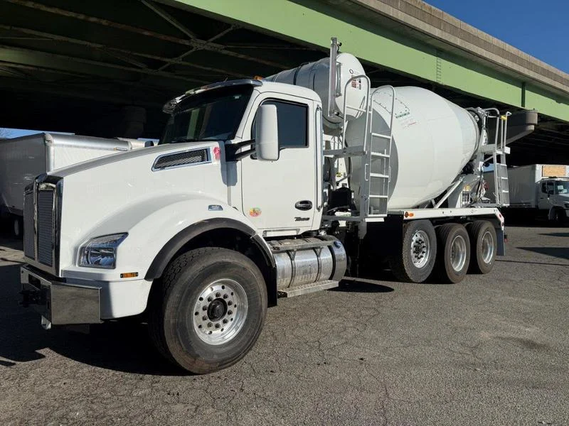 2025 Kenworth T880