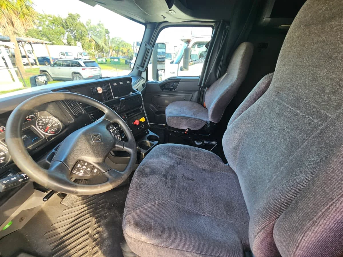 2020 International LT in Orlando, FL — photo 7