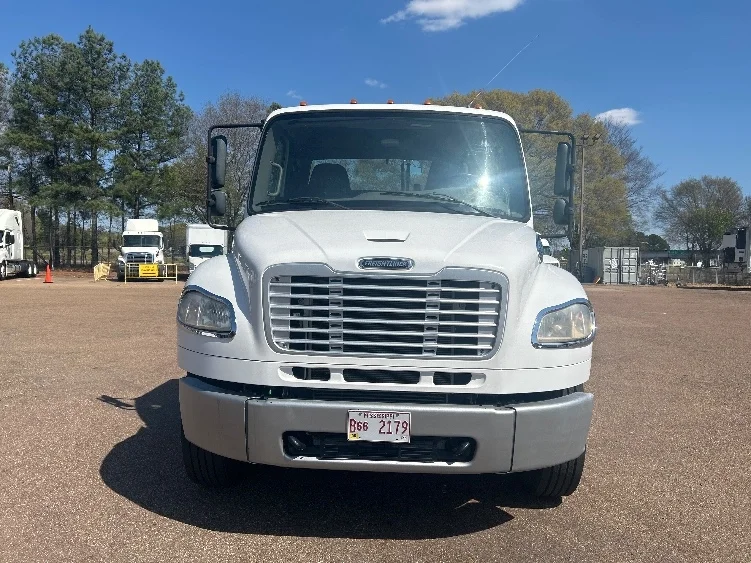 2020 Freightliner M2 106 - image 2