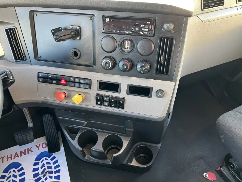 2021 Freightliner Cascadia - image 11