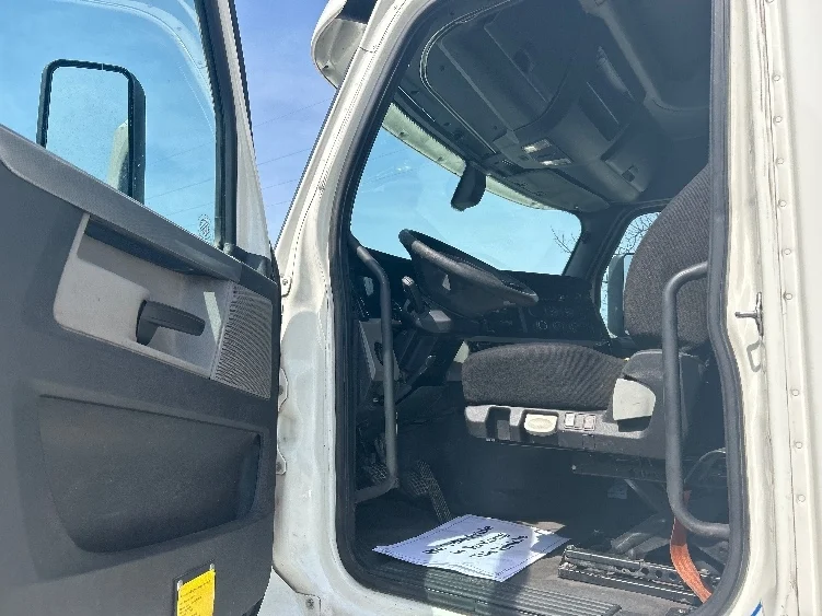 2019 Freightliner Cascadia - image 9