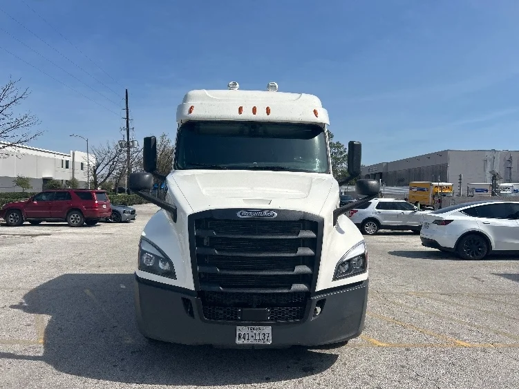 2019 Freightliner Cascadia - image 2