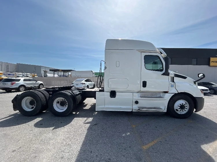 2019 Freightliner Cascadia - image 8