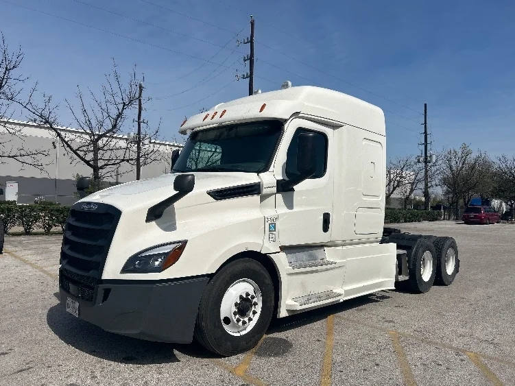 2019 Freightliner Cascadia - image 3