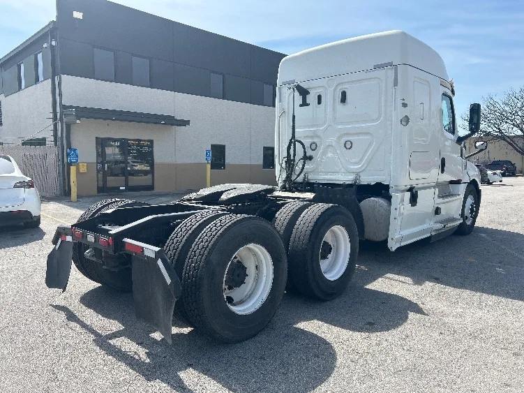 2019 Freightliner Cascadia - image 7