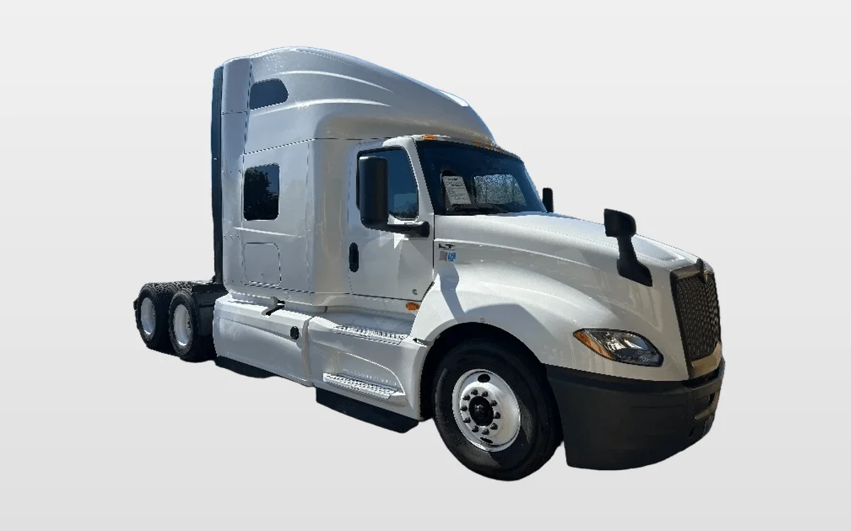 2022 International LT - image 1