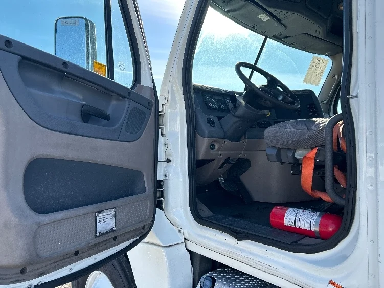 2018 Freightliner Cascadia - image 9