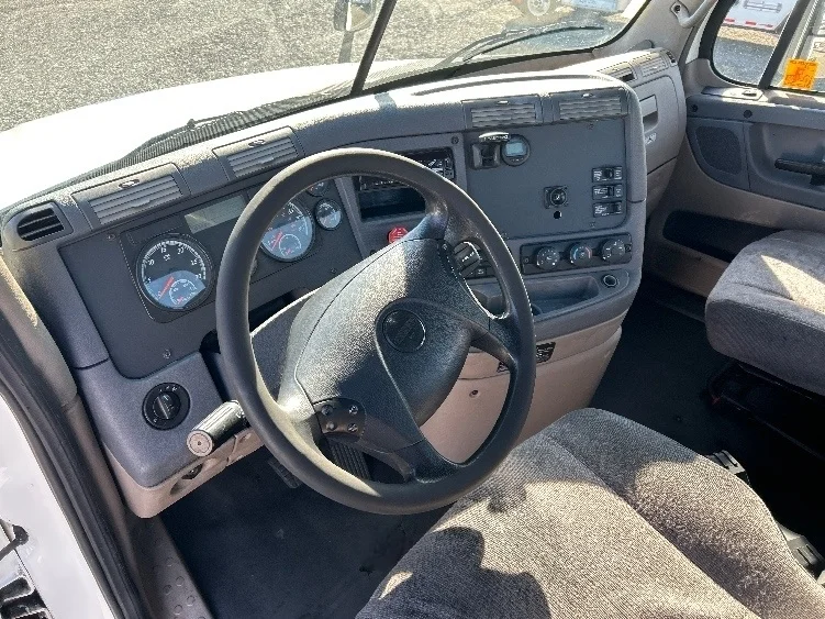 2018 Freightliner Cascadia - image 10