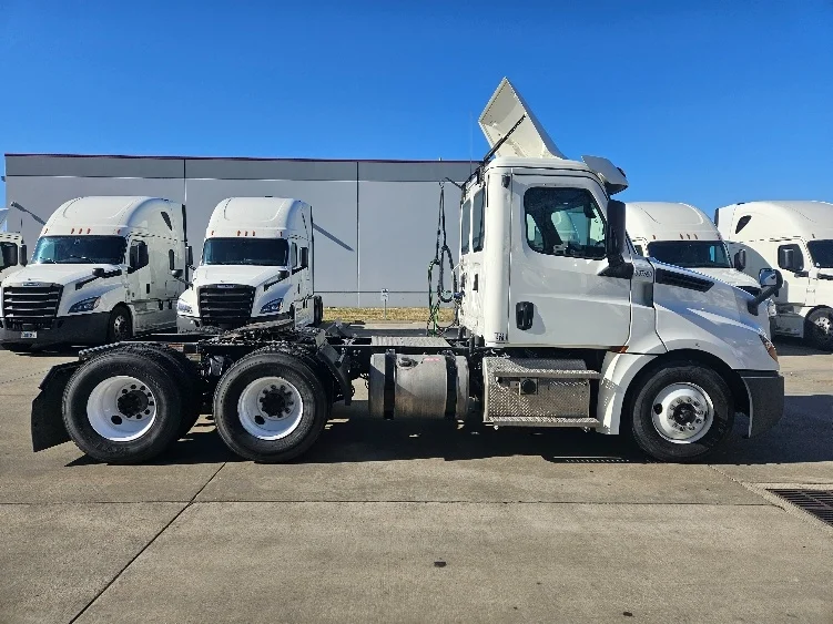 2020 Freightliner Cascadia in Moberly, MO — photo 8