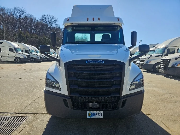 2020 Freightliner Cascadia in Moberly, MO — photo 2