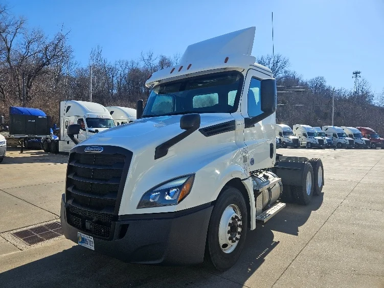 2020 Freightliner Cascadia in Moberly, MO — photo 3