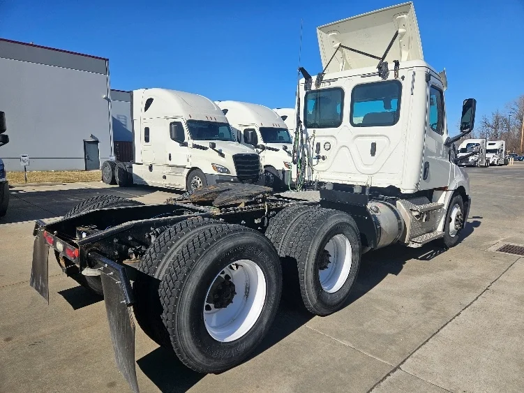 2020 Freightliner Cascadia in Moberly, MO — photo 7