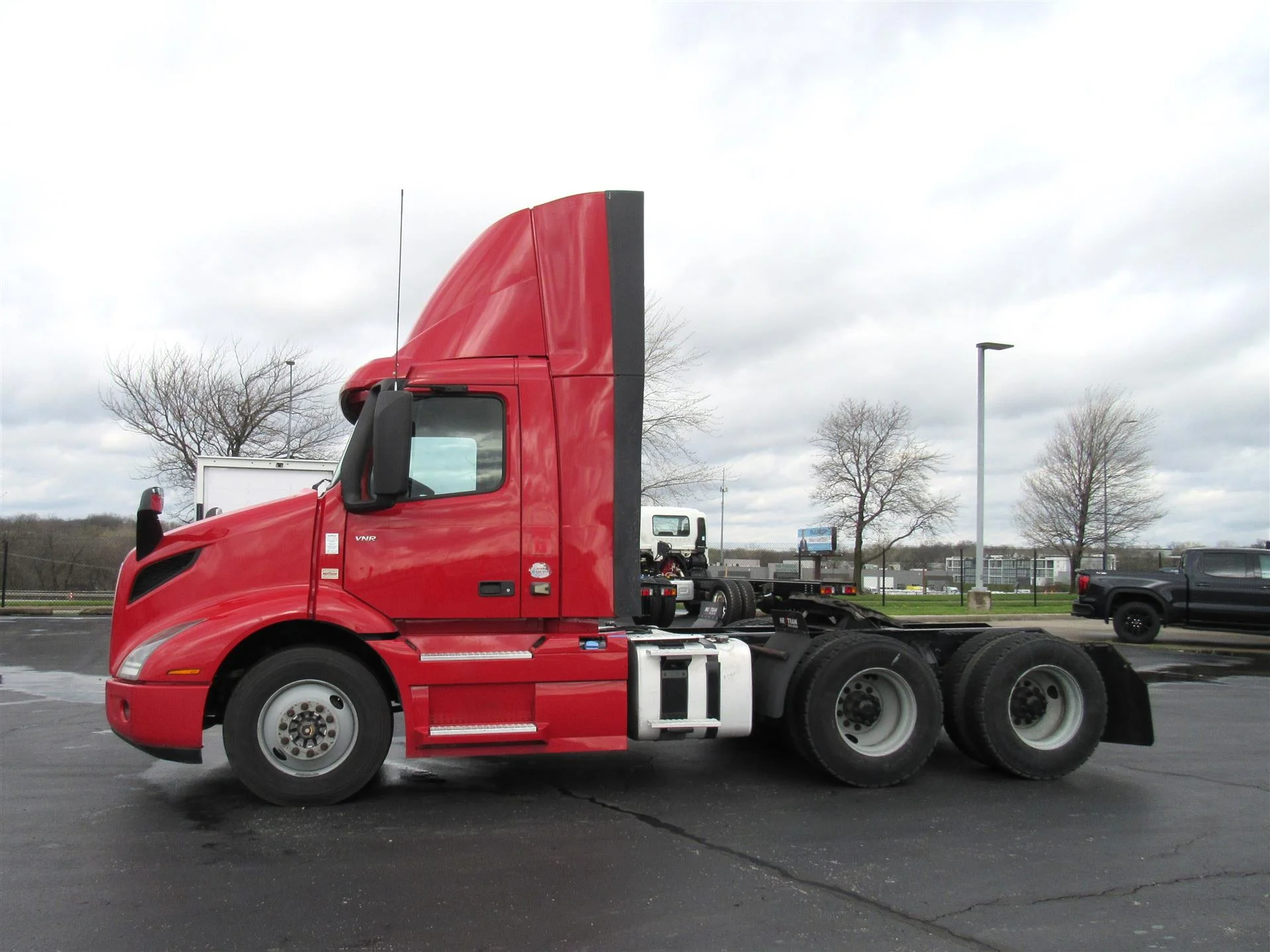 2021 Volvo VNR 640 in Kansas City, MO — photo 2