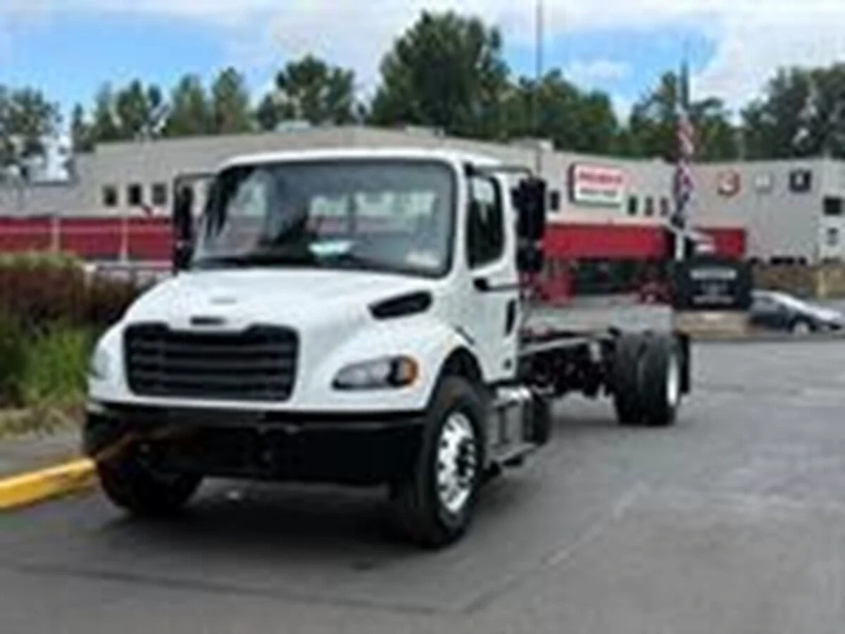 2027 Freightliner M2 106 — photo 4