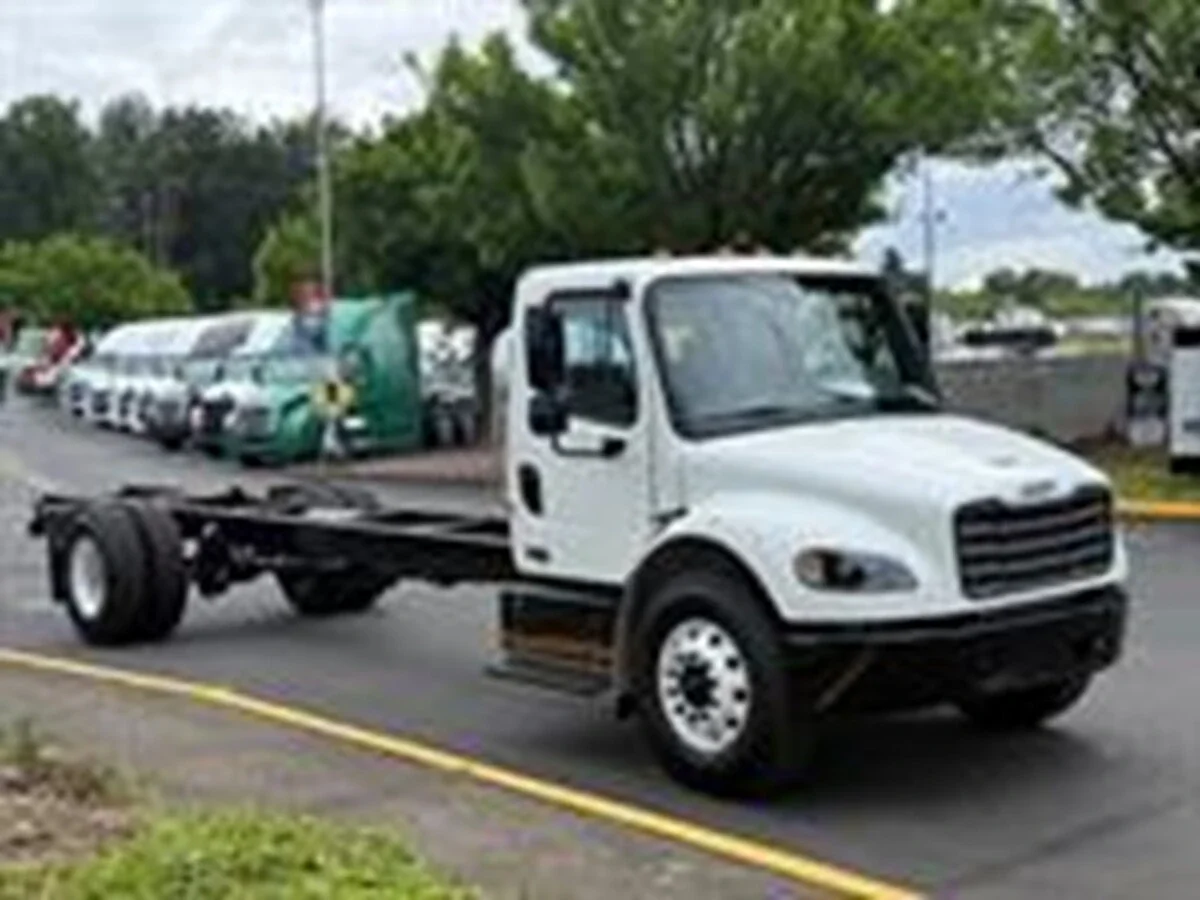 2027 Freightliner M2 106 — photo 2