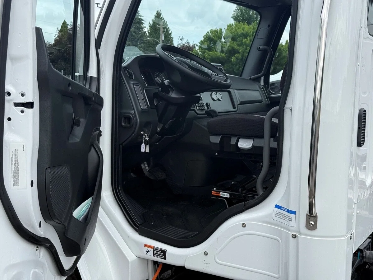 2027 Freightliner M2 106 — photo 5