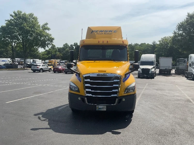 2020 Freightliner Cascadia in Fredericksburg, VA — photo 2