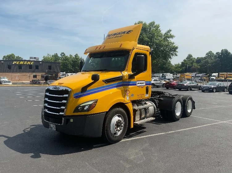 2020 Freightliner Cascadia in Fredericksburg, VA — photo 3