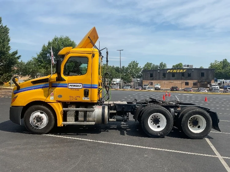 2020 Freightliner Cascadia in Fredericksburg, VA — photo 4