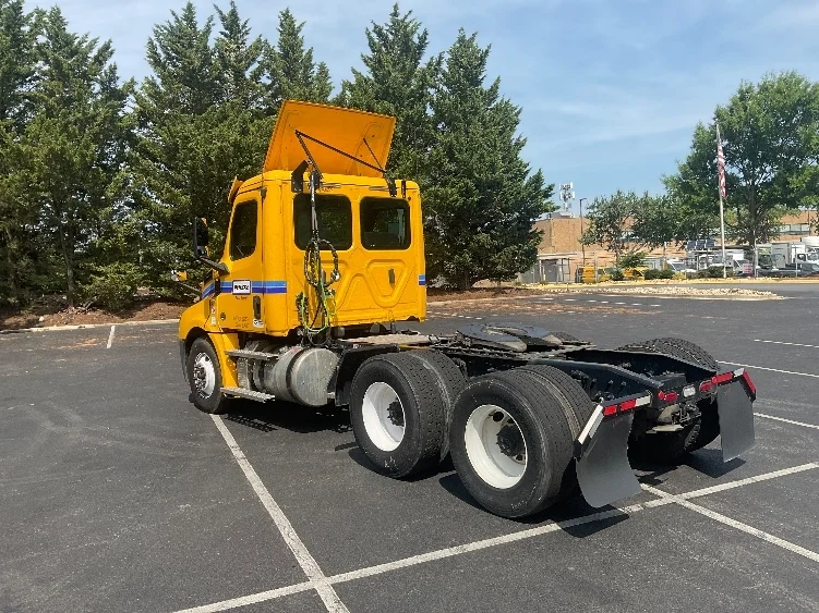 2020 Freightliner Cascadia in Fredericksburg, VA — photo 5