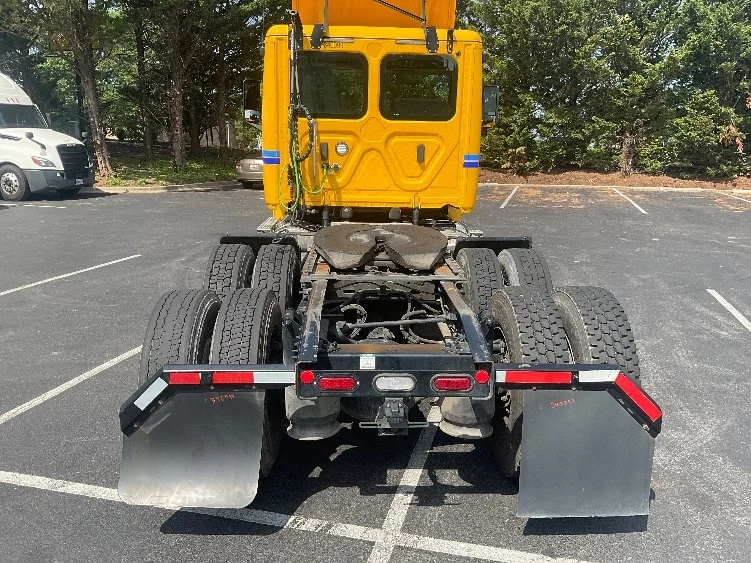 2020 Freightliner Cascadia in Fredericksburg, VA — photo 6