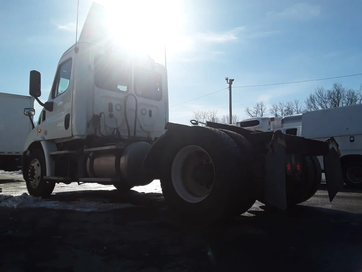 2019 Freightliner Cascadia - image 6