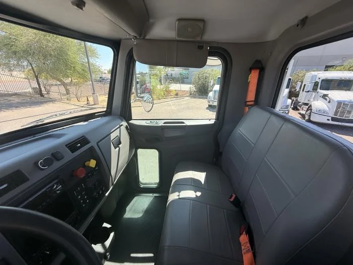 2020 Peterbilt 337 — photo 14