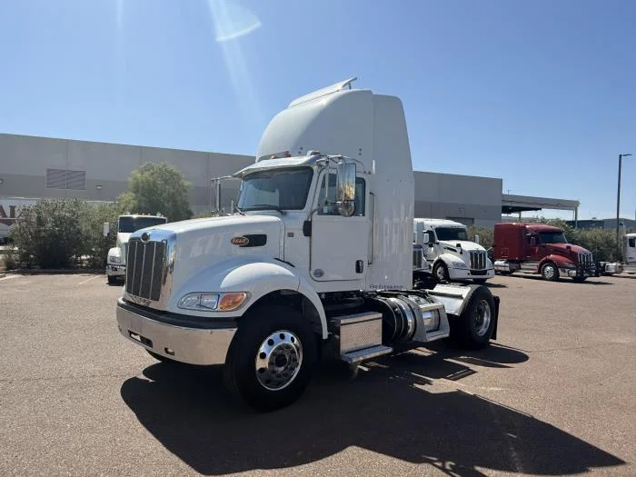 2020 Peterbilt 337 — photo 2