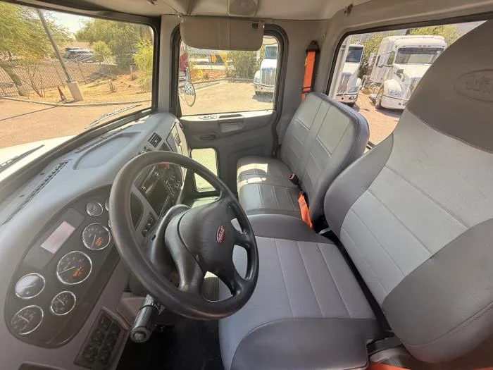 2020 Peterbilt 337 — photo 11