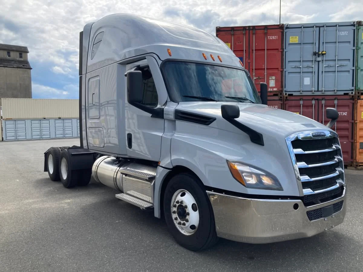 2021 Freightliner Cascadia in Springfield, MA — photo 3