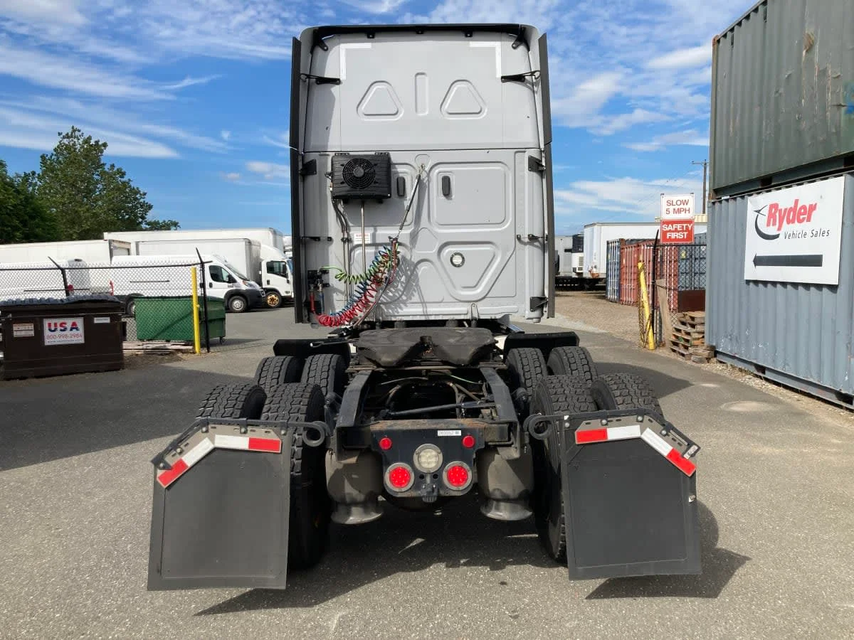 2021 Freightliner Cascadia in Springfield, MA — photo 5