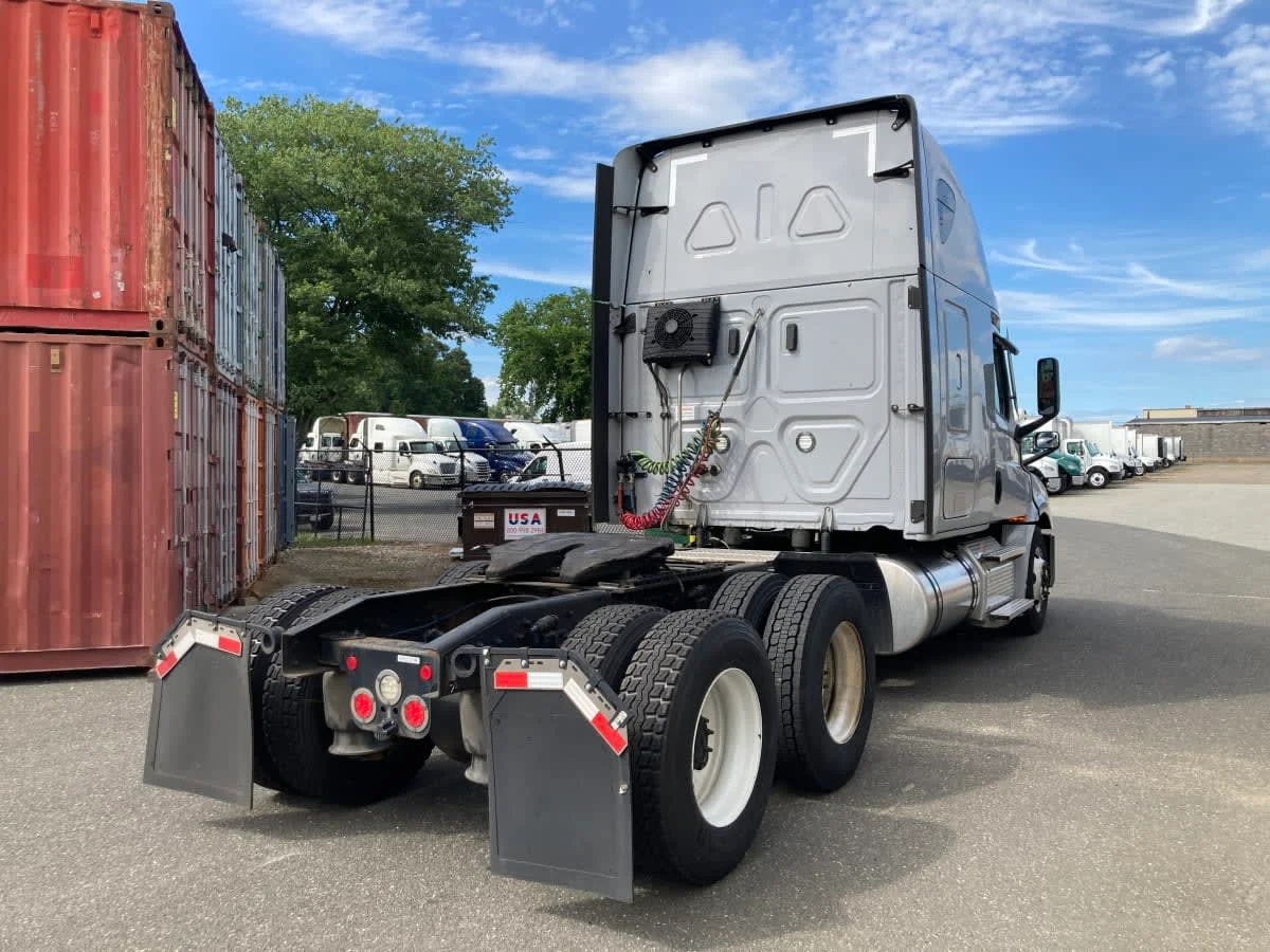2021 Freightliner Cascadia in Springfield, MA — photo 4