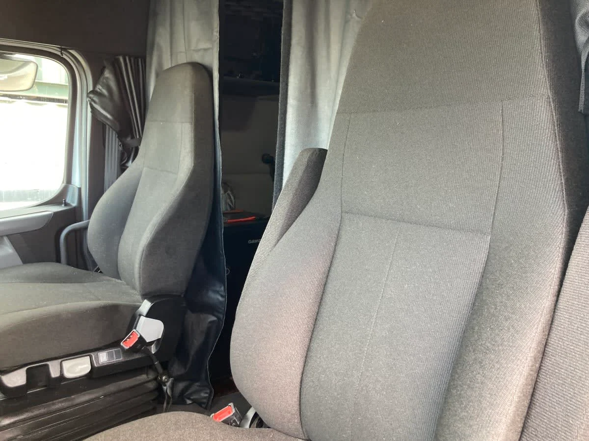 2021 Freightliner Cascadia in Springfield, MA — photo 12