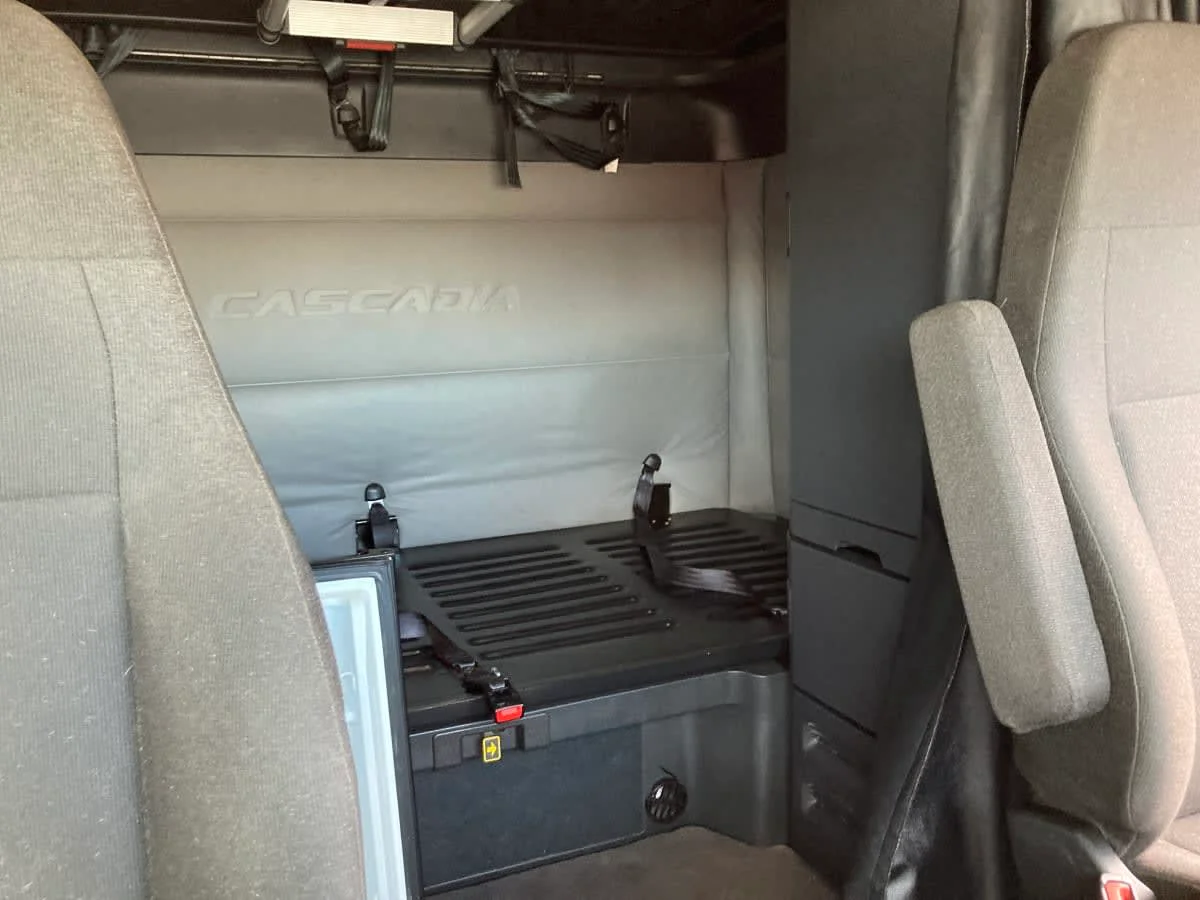 2021 Freightliner Cascadia in Springfield, MA — photo 15