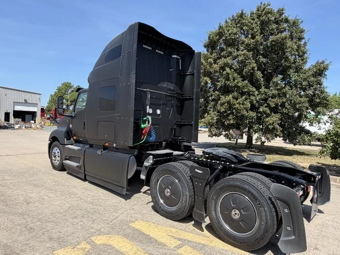 2027 International LT — photo 4