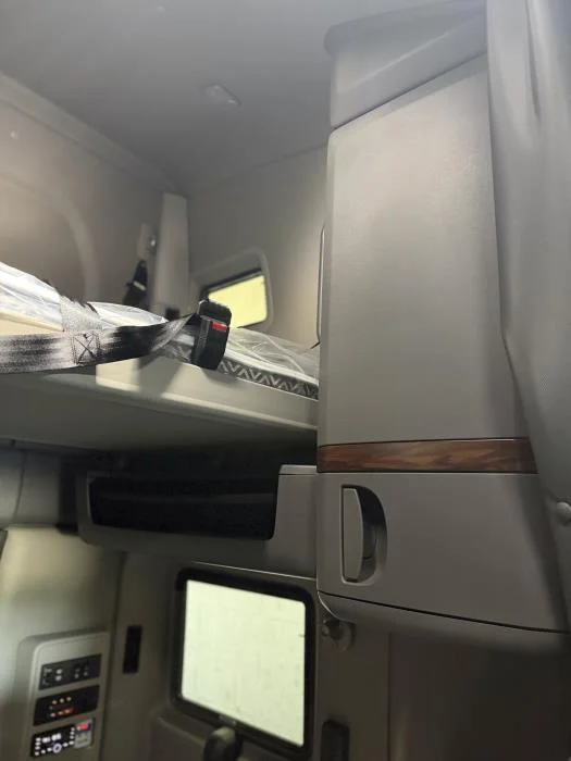 2027 International LT — photo 13