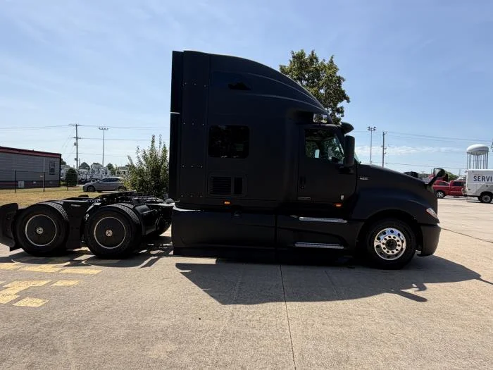 2027 International LT — photo 7