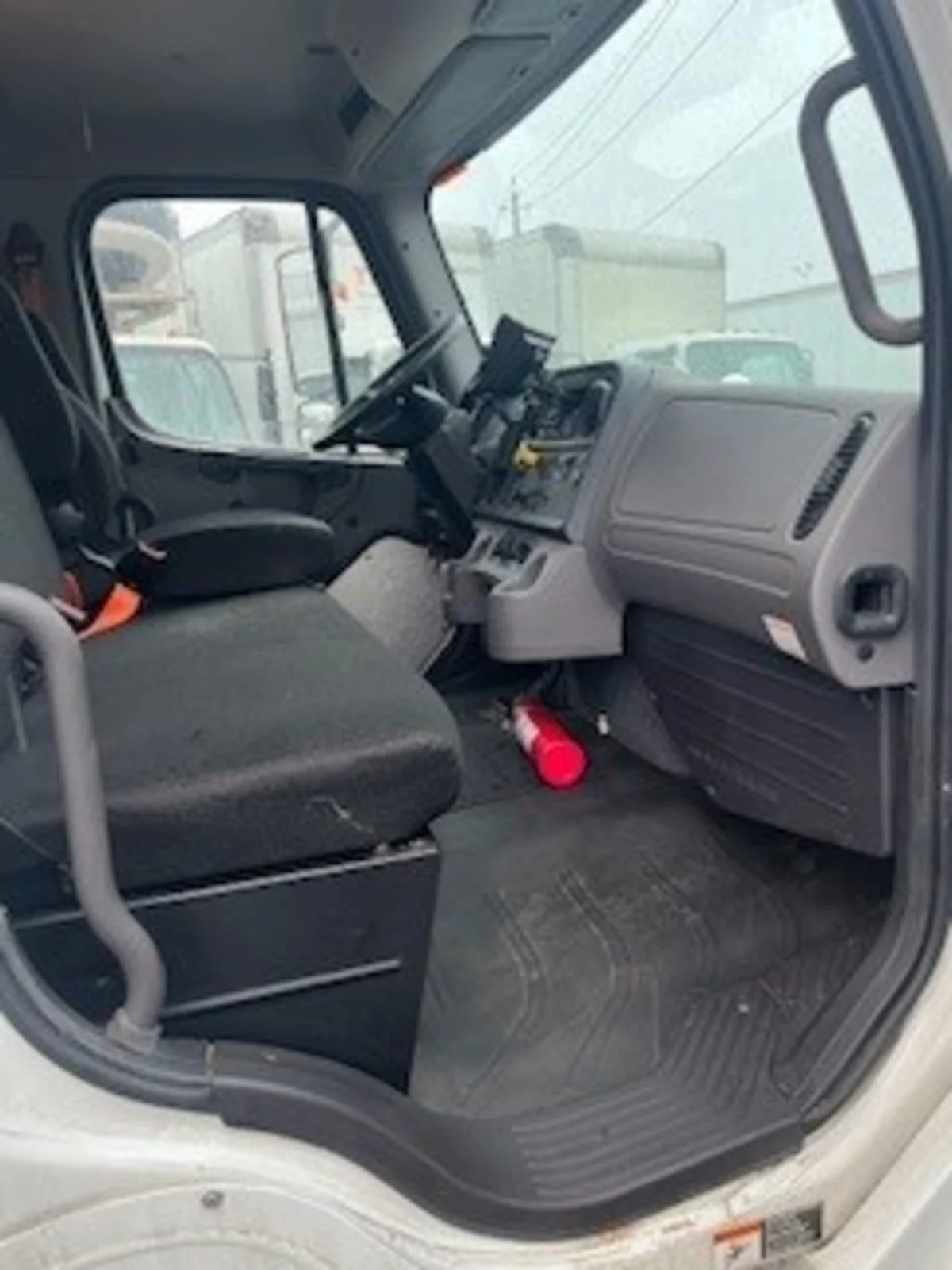 2018 Freightliner M2 106 - image 7