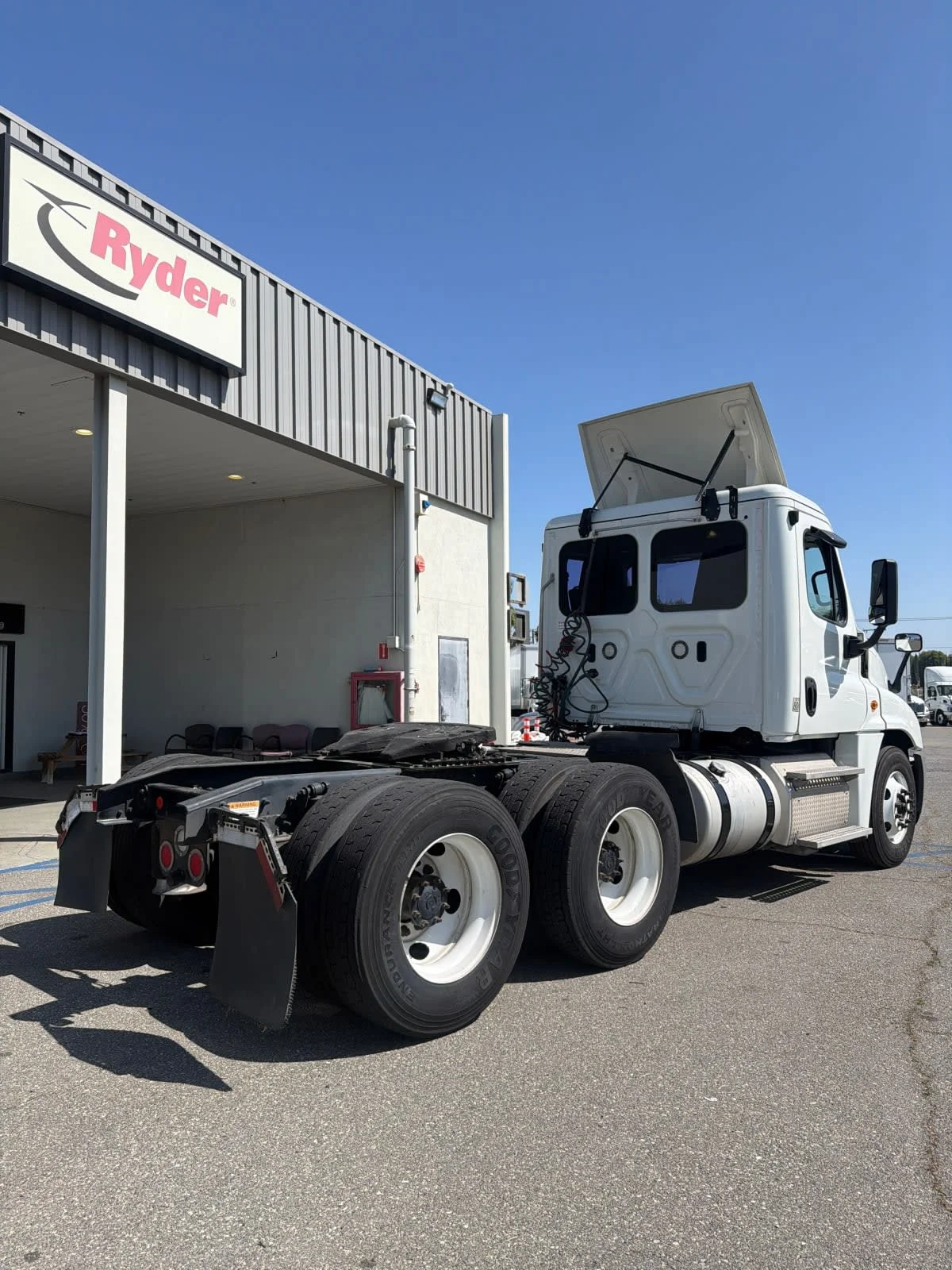 2019 Freightliner Cascadia in Pomona, CA — photo 4